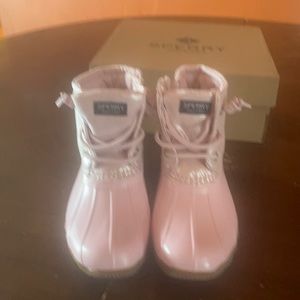 Girls Sperry saltwater boot in glitter blush.
